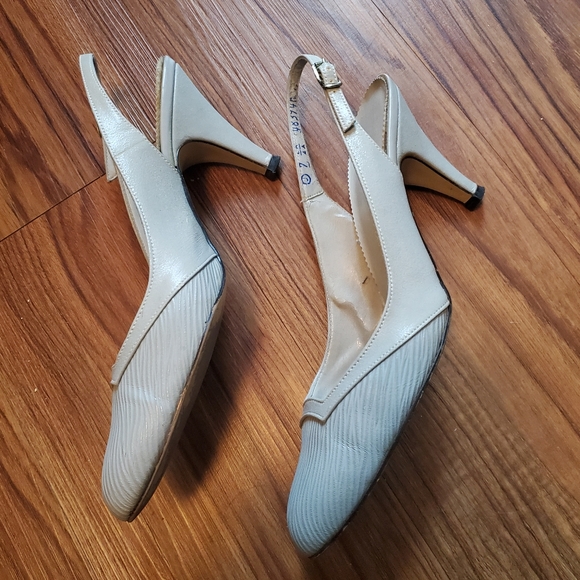 Vintage Light Gray Sling Back Heels - Picture 4 of 8